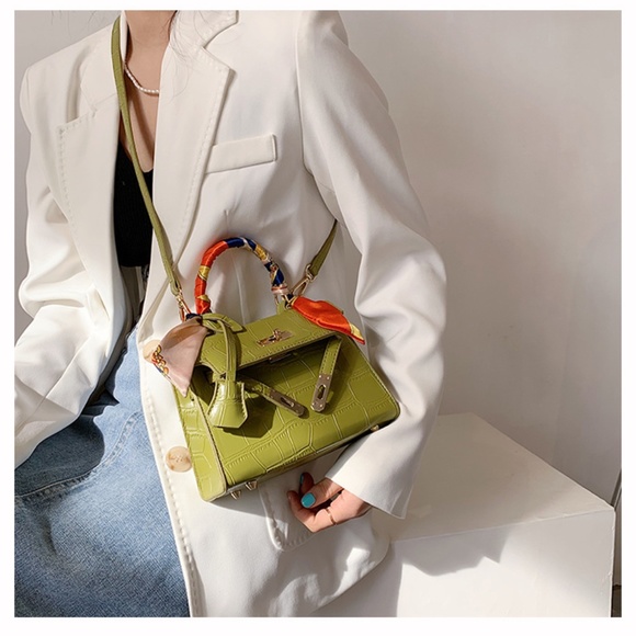 Chic Faux Leather Croc Embossed Mini Handbag Gold Tone Hardware - Picture 3 of 12